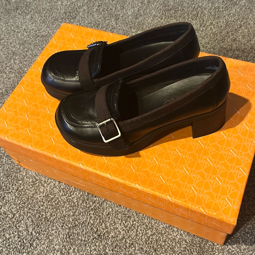 Vintage buckle heel